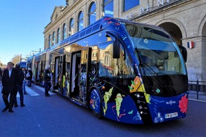 Nîmes Métropole inaugure son trambus hybride gaz-électrique