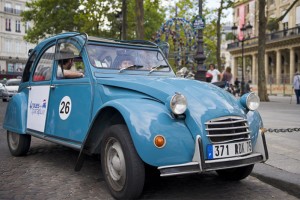 Une 2CV au GNV présentée par GRDF et 4 roues sous 1 parapluie