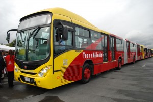 Le premier bus GNV bi-articulé au monde lancé en Colombie