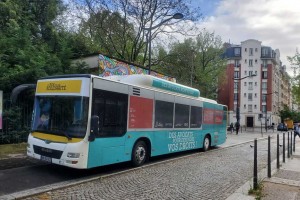 A Paris, ce bus solidaire carbure au gaz naturel