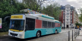 A Paris, ce bus solidaire carbure au gaz naturel
