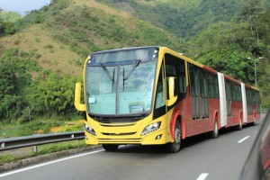 Scania révèle le premier bus GNV bi-articulé au monde en Colombie