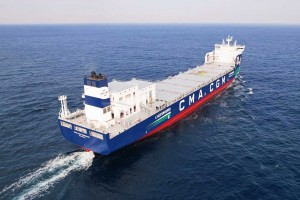 CMA-CGM met en service son premier mini porte-conteneurs au GNL