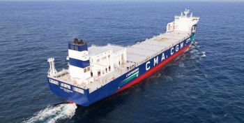 CMA-CGM met en service son premier mini porte-conteneurs au GNL