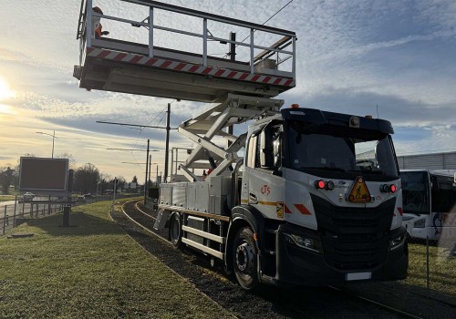 A Strasbourg, un camion rail-route au GNC pour entretenir le tramway