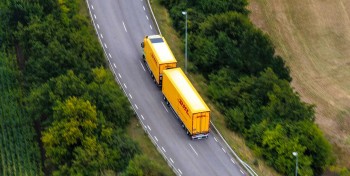 Ces camions DHL roulent au bioGNL... et &agrave; l'&eacute;nergie solaire !
