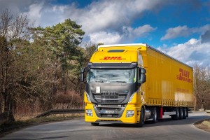 DHL expérimente en Allemagne un camion GNL attelé à une remorque grande capacité 