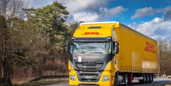 DHL exp&eacute;rimente en Allemagne un camion GNL attel&eacute; &agrave; une remorque grande capacit&eacute; 