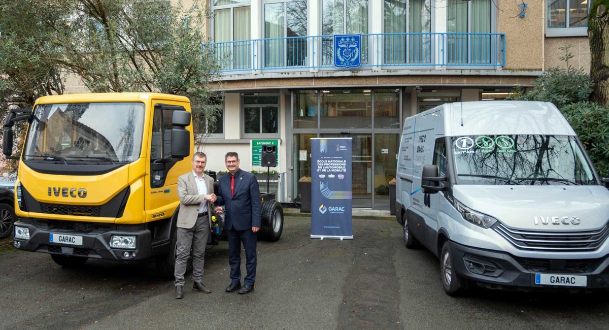 Formation aux &eacute;nergies alternatives : Iveco &eacute;quipe le GARAC de deux v&eacute;hicules GNV