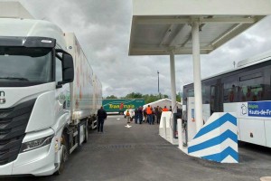 La Poste et ENGIE inaugurent une station BioGNC &agrave; Douvrin