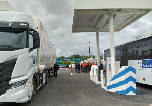 La Poste et ENGIE inaugurent une station BioGNC &agrave; Douvrin
