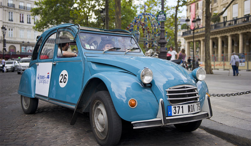 Une 2CV au GNV présentée par GRDF et 4 roues sous 1 parapluie