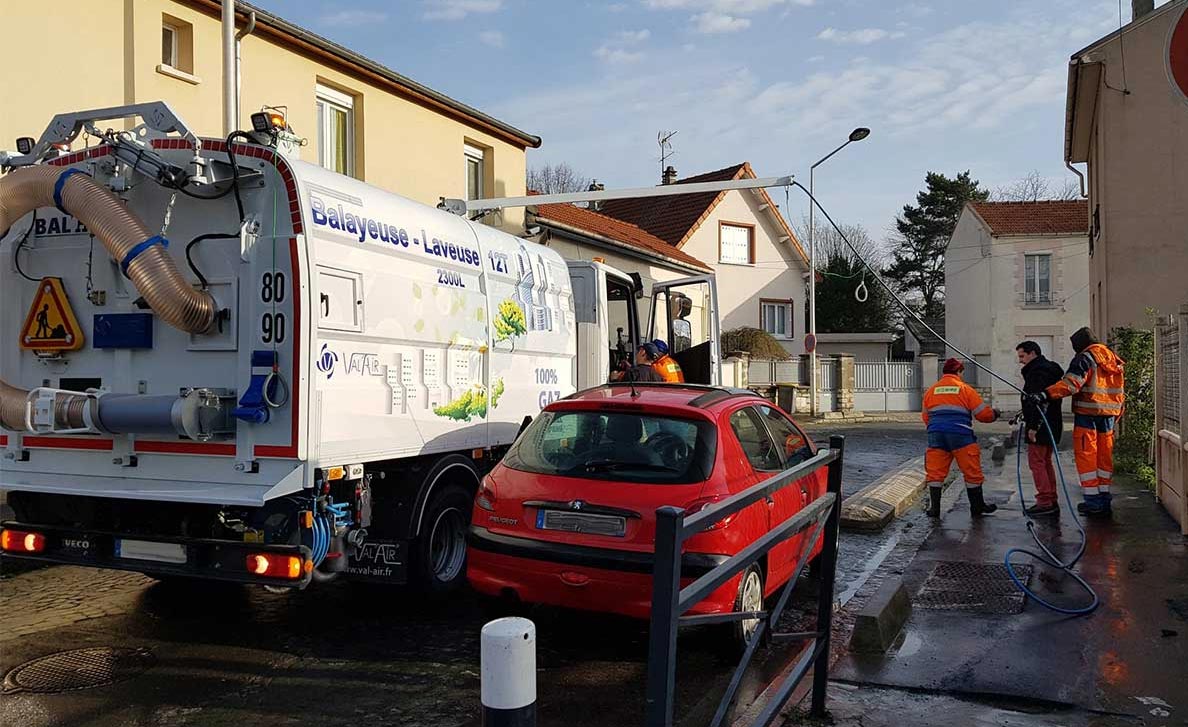 Saint-Denis : une balayeuse-laveuse au gaz naturel pour Suez