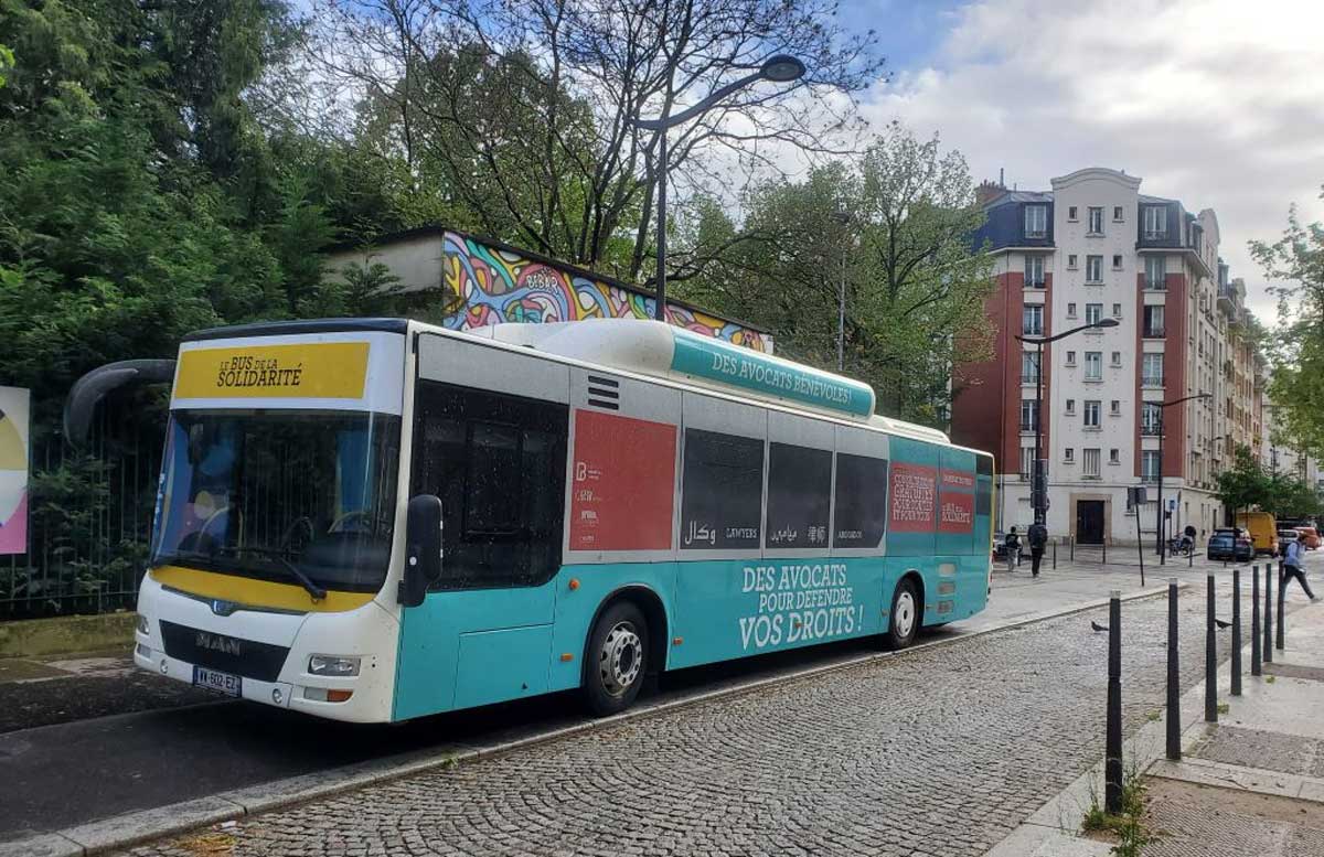 A Paris, ce bus solidaire carbure au gaz naturel