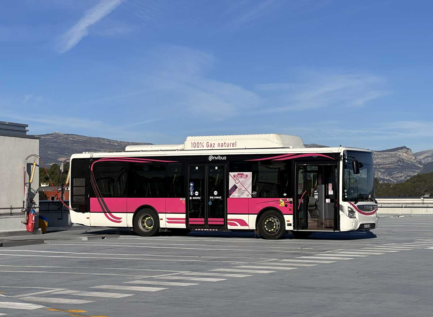 A Antibes, les bus GNV se rechargent en toiture