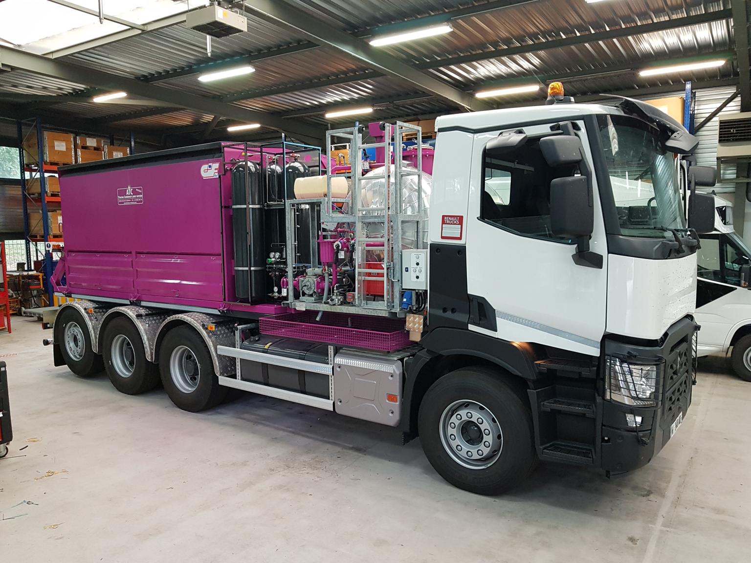 Le CRMT équipe un camion d'un porteur d'enrobé GNC