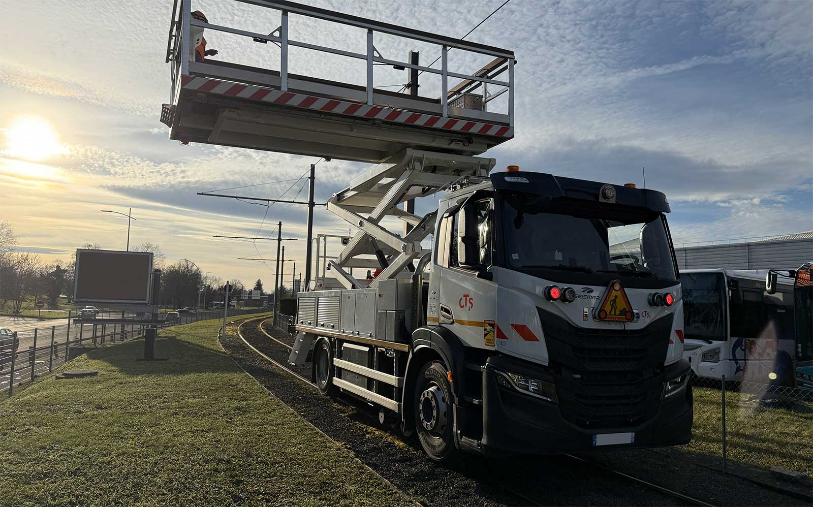 A Strasbourg, un camion rail-route au GNC pour entretenir le tramway