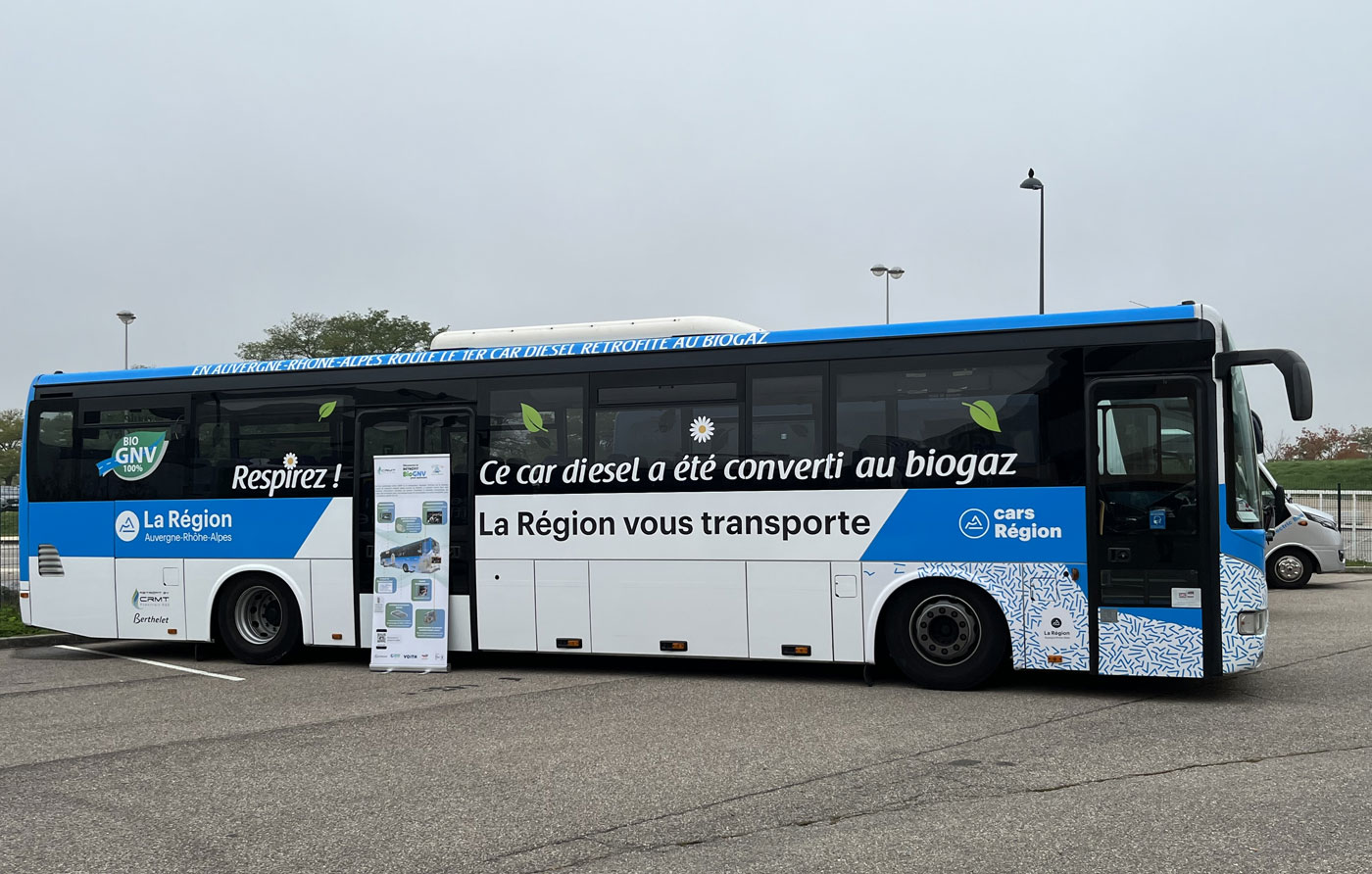 La Région Auvergne Rhône-Alpes présente son premier autocar biogaz rétrofité par le CRMT