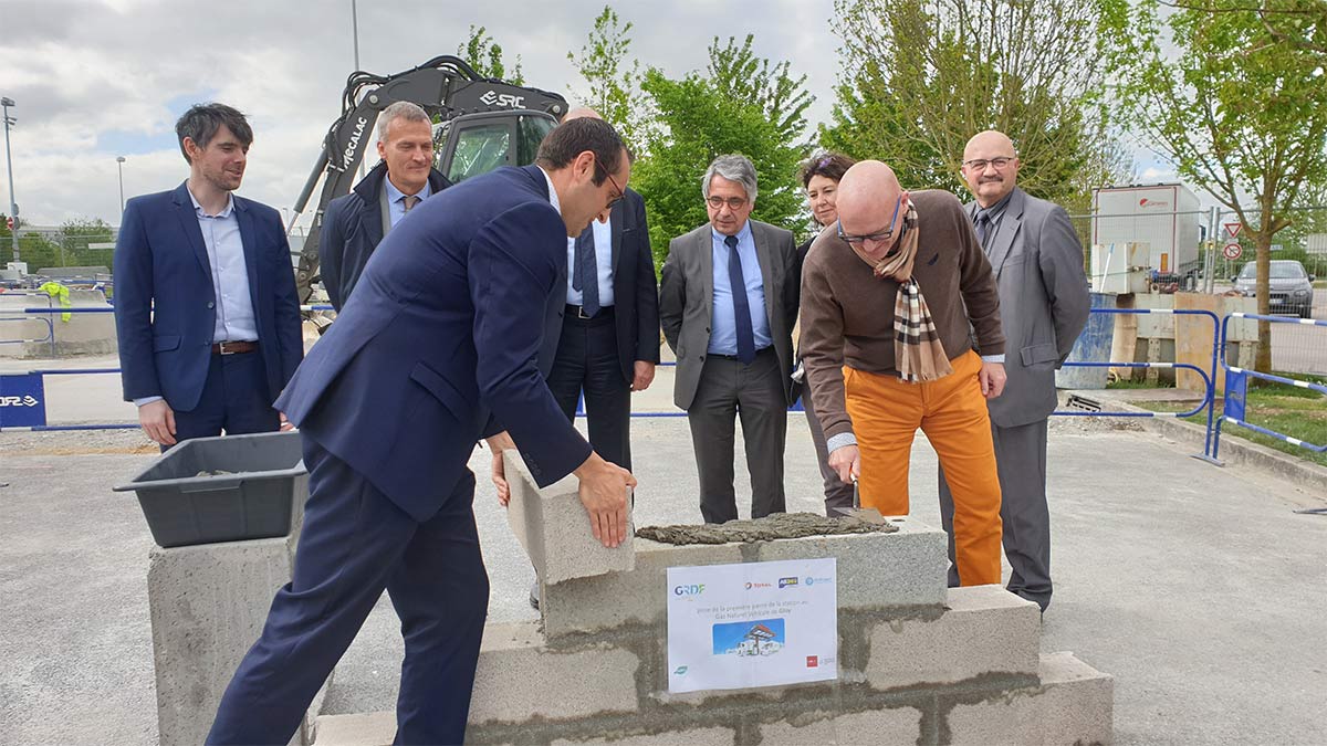 Hauts-de-France : Pitpoint et GRDF posent la première pierre de la future station GNV de Glisy