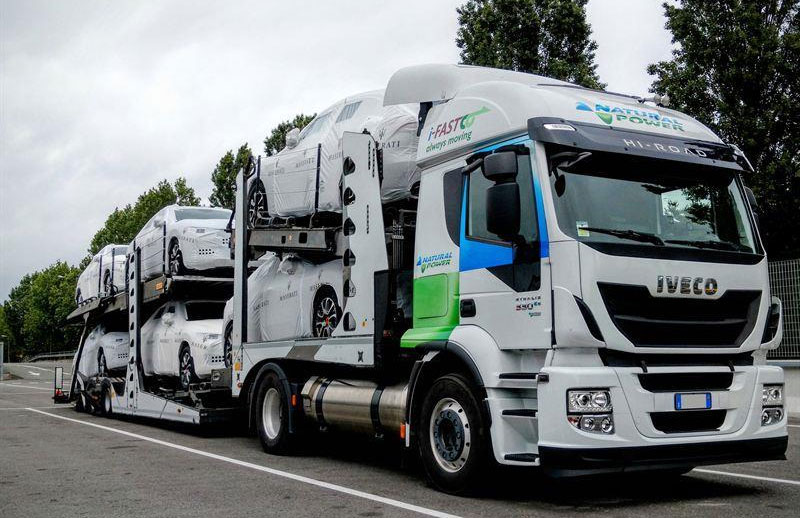 Camion de transport avec 10 voitures