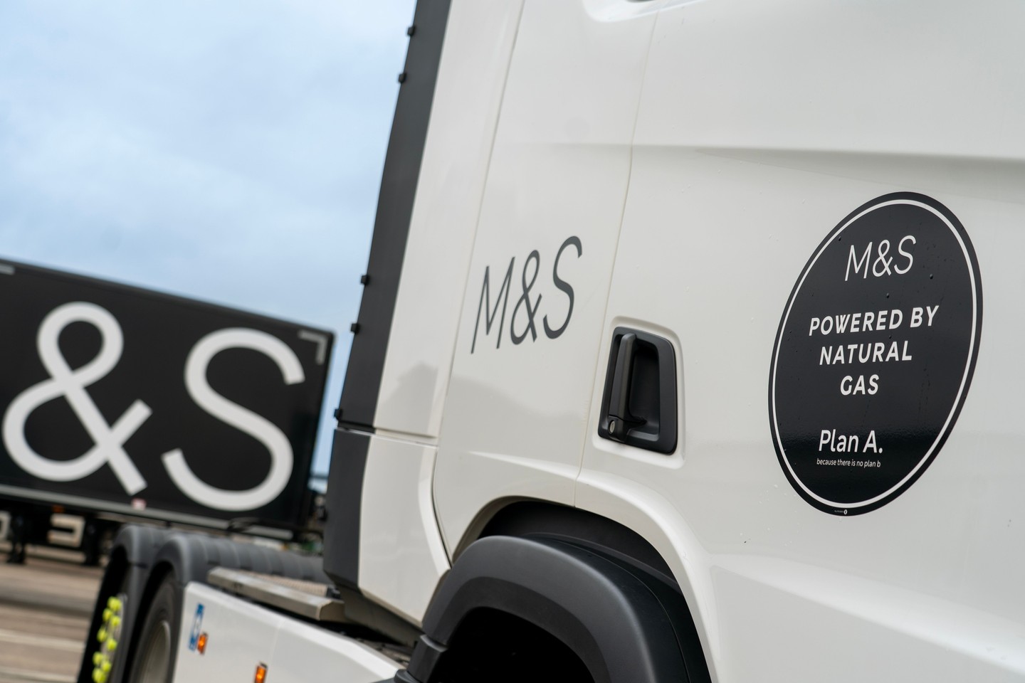Marks & Spencer acc&eacute;l&egrave;re sur le bioGNV avec ReFuels