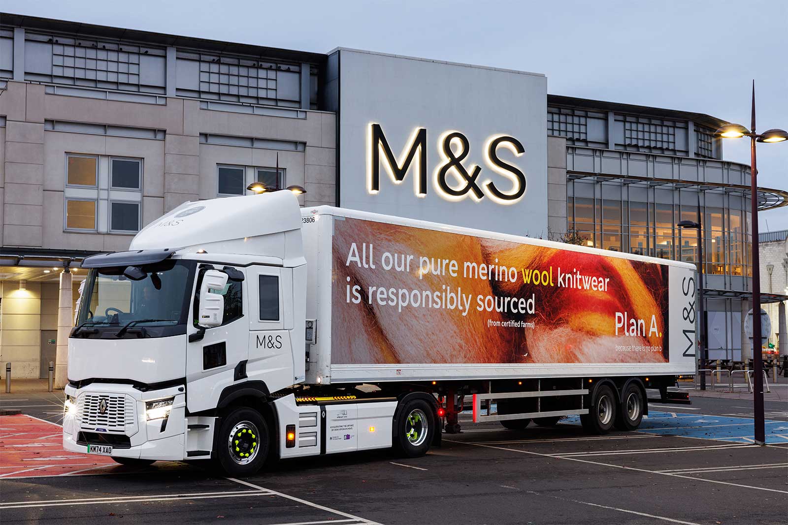 Pour décarboner sa flotte, Marks and Spencer mise sur un mix bioGNV électrique