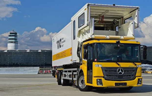 Le nouveau Mercedes Econic NGT Euro 6 livr  laroport de Vienne