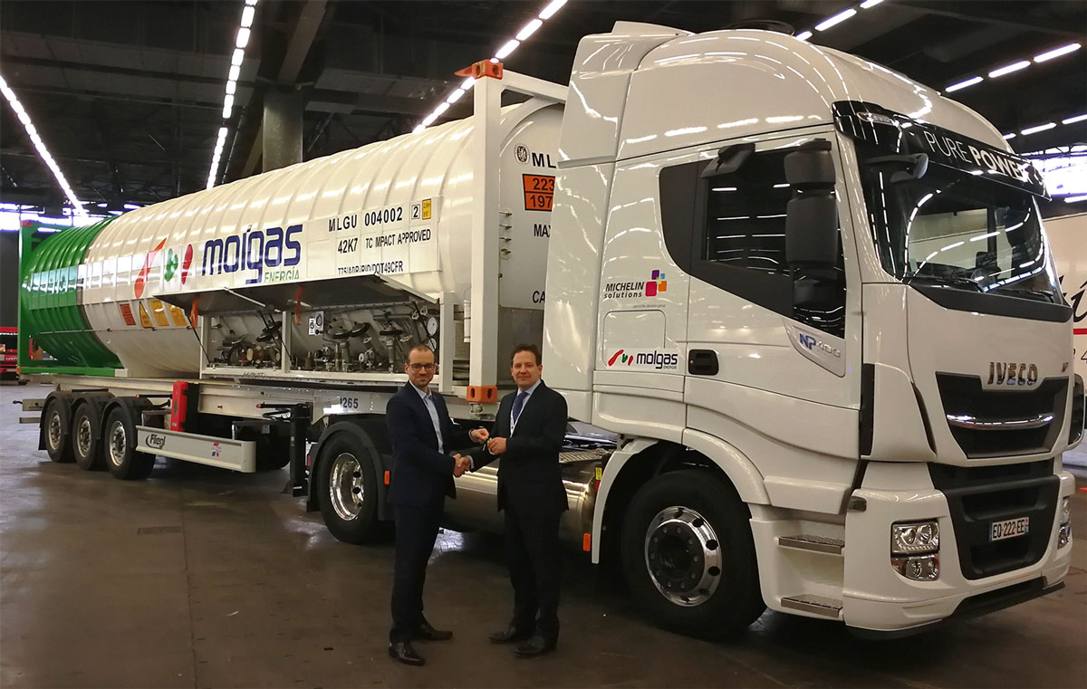 Iveco livre ses premiers Stralis GNV ADR à Molgas Energie