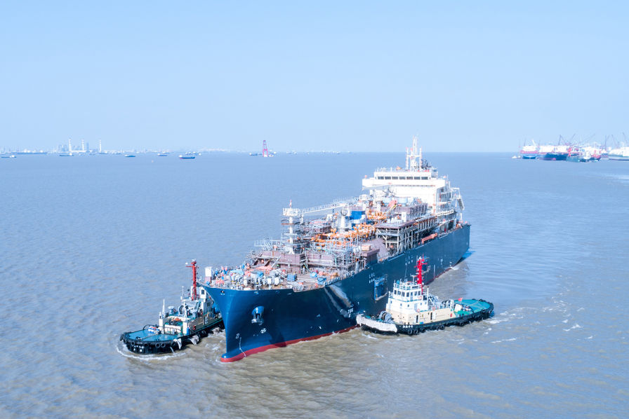 Total met à l'eau son premier navire avitailleur GNL