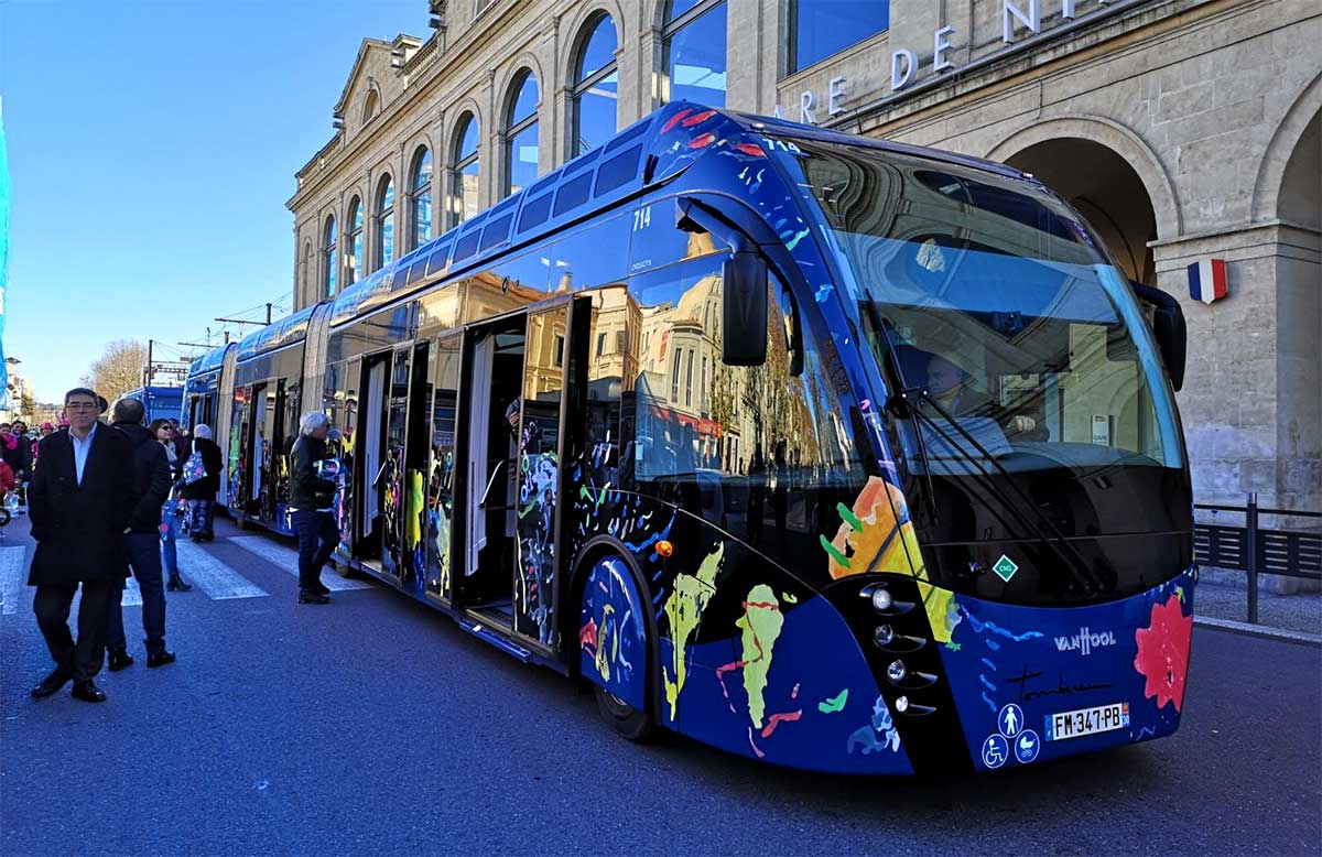 Nîmes Métropole inaugure son trambus hybride gaz-électrique