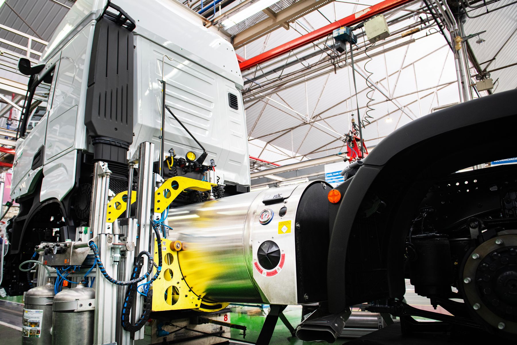 Comment Iveco fabrique ses camions GNV ? Immersion au coeur de l'usine de Madrid