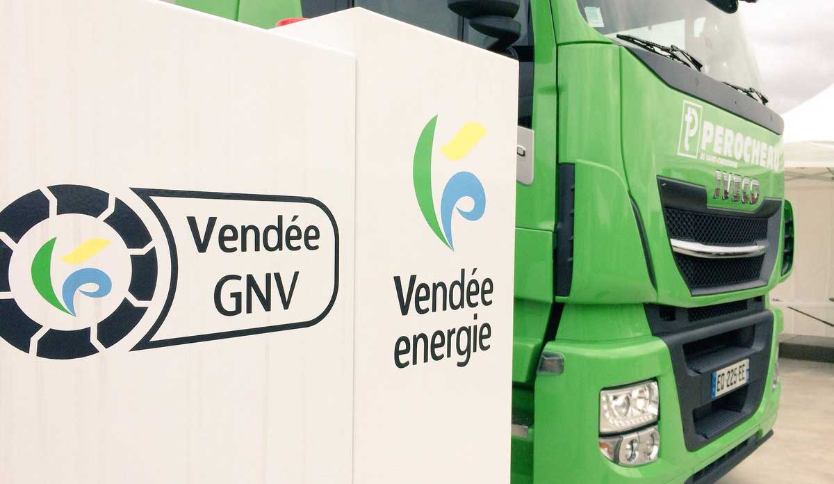 Vendée : François de Rugy en visite à la station GNV de La Chaize le Vicomte